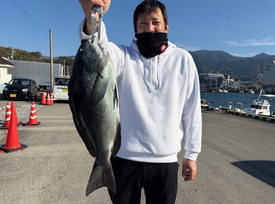 渡船よしだ屋／＇２５年１２月３１日（水）　磯釣りの釣果①